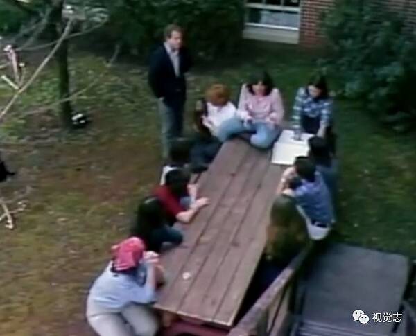 这只猩猩认了一位姑娘做妈妈，它学过手语、读过大学、相信过人类，后来，他死了