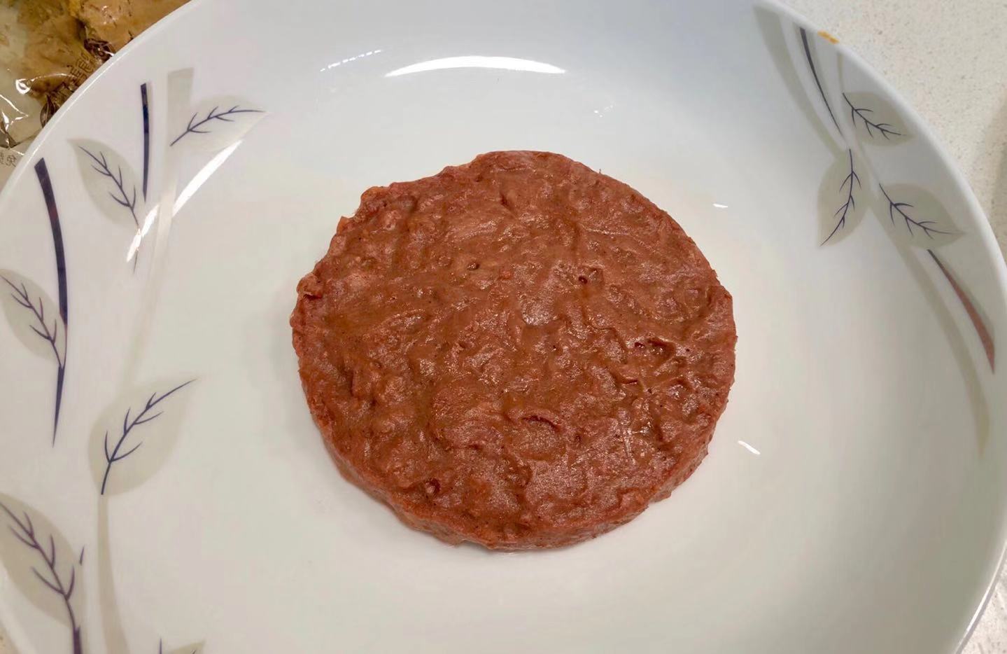 这家深圳的素食工厂量产的植物肉像“肉”吗？我们探访了工厂