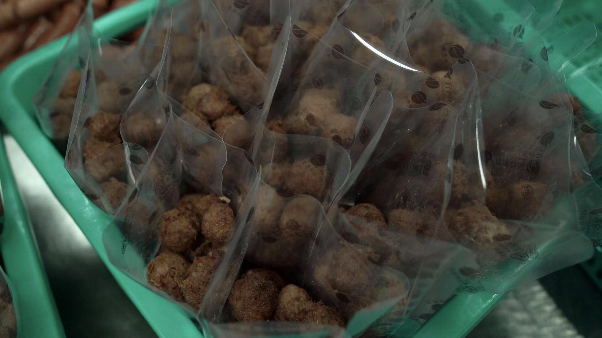 这家深圳的素食工厂量产的植物肉像“肉”吗？我们探访了工厂