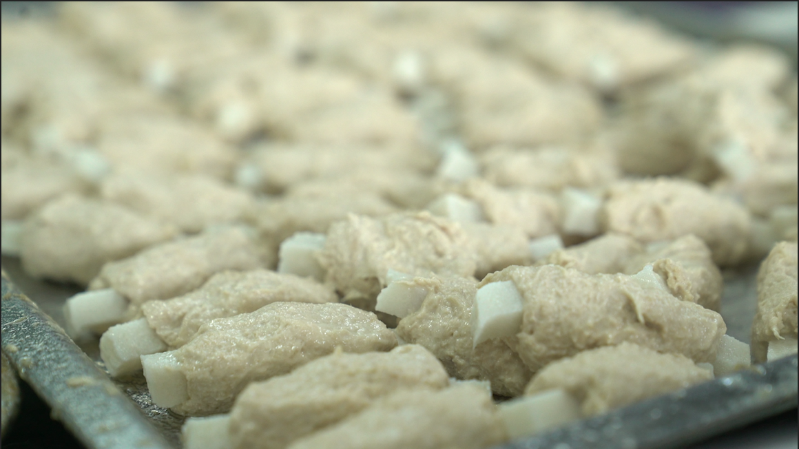 这家深圳的素食工厂量产的植物肉像“肉”吗？我们探访了工厂
