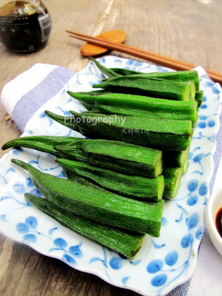 白灼秋葵蘸青芥