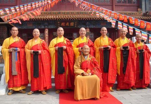 远离愚痴者，交往贤圣人