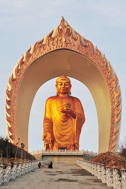 金色容颜转凡心