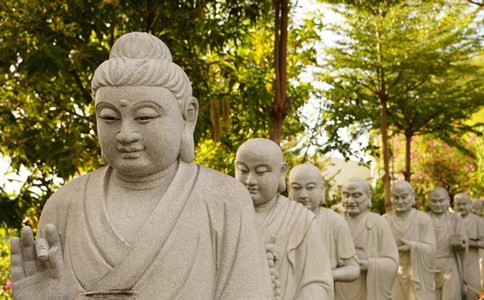 出家人之所以伟大，就是能把放不下的都放下