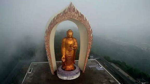 虽为俗人不染世乐，梵行高远慈悲一切