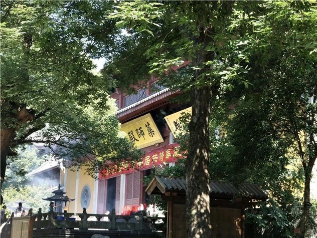 在家诵经而不护持寺院，已经在谤僧了