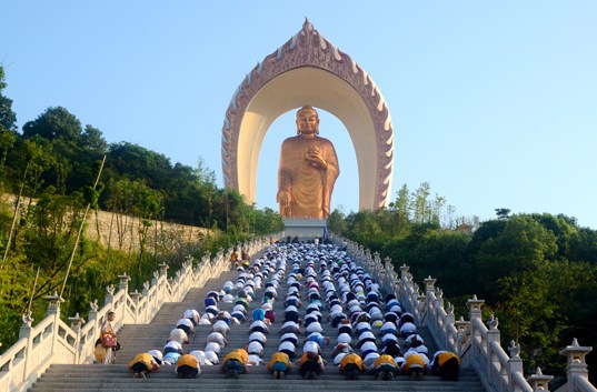 宁生边地疑城，不去六欲天宫