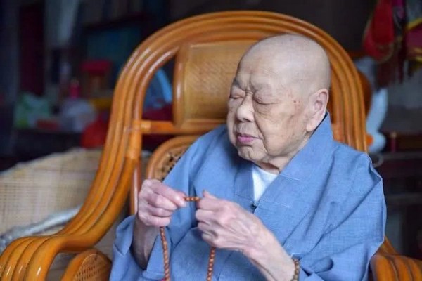 她是富有生命力的雕塑，远远看着就是一种力量