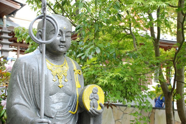 地藏菩萨誓愿宏深，常居幽冥界救拔地狱众生