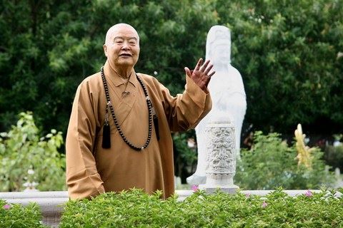 海涛法师：有人得重病，连续十四天施食，面、饭、粥放到荒郊野外，连续做十四天，重大病苦皆可消除