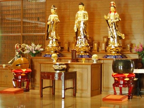 曰诵《金刚经》三部以上，现世眷属平安，衣食无忧，称心如意，功德、福德不可思议