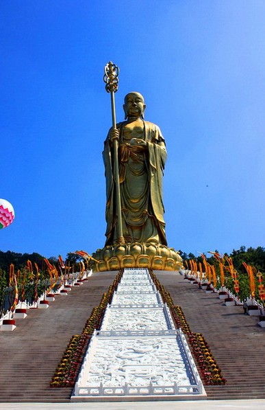 九华山举行99米地藏圣像落成开光庆典法会