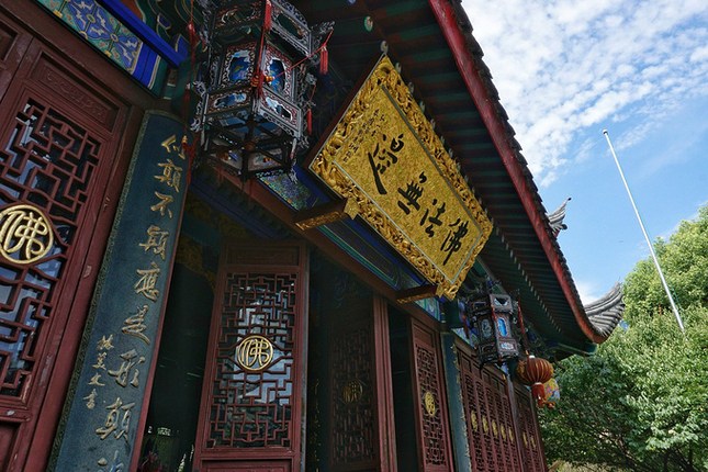 佛寺造得再大，不如护持佛法的功德大