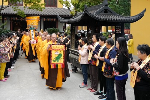 正因为向外贪求，才把本来佛遗失掉