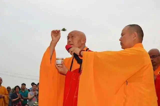 出家人要好好办道，不要往钱多的地方跑