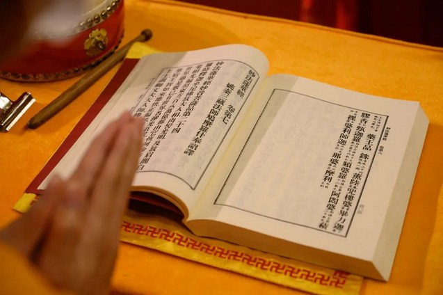 整个《法华经》譬喻品就讲这两件事