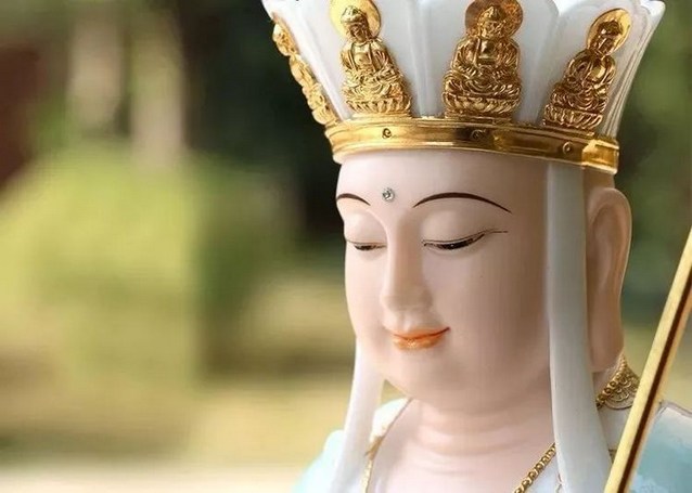 在一切痛苦厄难中，应当念一万声地藏圣号
