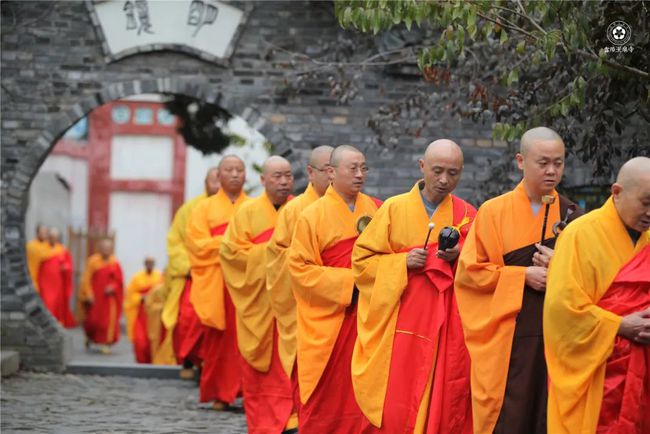 走在五欲六尘的客途上，满面尘埃身心憔悴