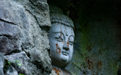 每天在家放净宗大德讲《地藏经》的光盘可以吗?