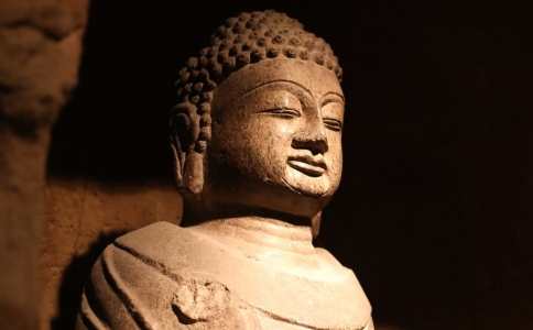 晚上能在家里用播音机播放地藏经或三时系念吗？ 