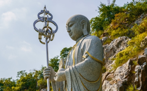 《地藏经》里讲的山神、树神围护,不也是讲究神么?