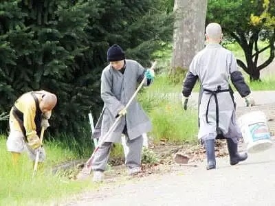 新来寺院的人，先在外坡做两三年的磨练，这对以后修行有帮助