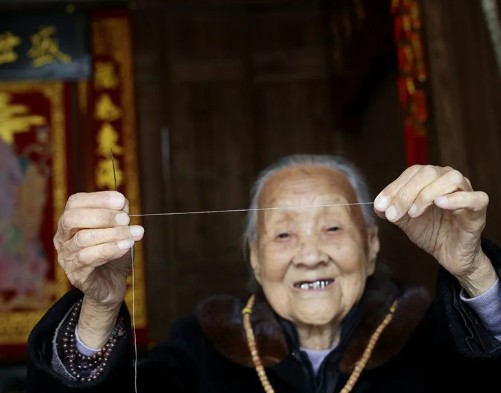 两位百岁老人，两种不同结局