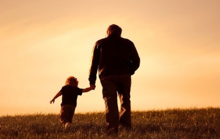 「孔子曰：“天下之本在国，国之本在家，家之本在身。”此语非特为有爵位者言，匹夫匹妇，同一责任。谓“天下不治，匹夫有责”者，以天下人材，必从家庭中出。家庭有善教，自然子女皆贤善。家庭无善教，子女皆为国家社会之蠹。家庭教育，乃治国平天下之根本！」《印光法师文钞》·劝世白话文发隐序