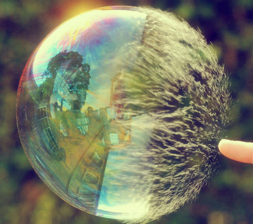 「须知世间万法，悉皆虚假，了无真实。如梦、如幻、如泡、如影，如露、如电、如水中月、如空中花、如热时焰、如蜃楼海市。唯自己一念心性，亘古亘今，不变不坏。修行人当看破世相，舍迷染缘，随悟净缘，一心念佛，求生西方，永出六道之轮回！」《印光法师文钞》·复与卫锦洲居士书