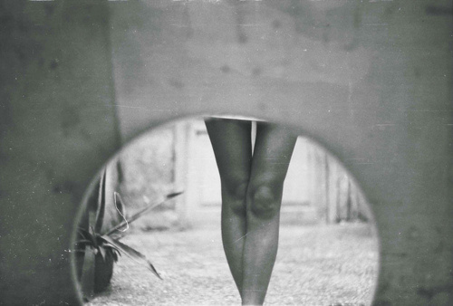 「近来女界直成妖精，其装饰更下劣于娼妓。当恪守古规，布衣布履勿著华丽之衣。勿擦粉勿擦香水。守圣人冶容诲淫之训，令一切人见生钦敬心。彼好时髦之人，乃是令一切人于他起染污心，岂非自轻自贱？君子正其衣冠，尊其瞻视，俨然人望而畏之。如此一切人皆生敬心！」辑录《印光法师文钞》·复净居士书