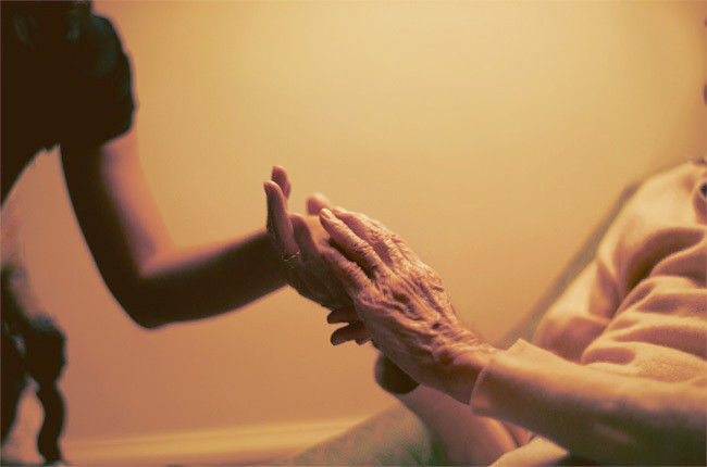 「须以净土法门利益劝父母，令其念佛求生西方。若能信受奉行，临命终时，定得往生。一得往生，直下超凡入圣，了生脱死，高预海会，亲炙弥陀，直至成佛而后已。世间之孝，孰能与此等者！」《印光法师文钞》·复邓伯诚居士书二