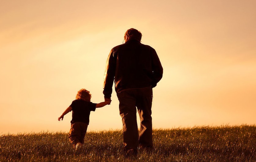 「居士上有父母，下有妻室儿女。分外营谋，妄希富乐，实所不应。至于分内所当为者，亦须勉力为之。非必屏弃一切，方为修行也。若屏弃一切，能不缺父母妻室儿女之养则可，否则便与孝道相背。虽曰修行，实违佛教，是又不可不知也！」《印光法师文钞》·复邓伯诚居士书二