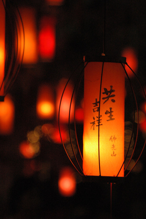 「善恶因果，如影随形，如回应声。声和则响顺，形直则影端。了此，则不期格物，而自肯格物矣。故孔子之赞《周易》也，最初即曰：“积善之家，必有余庆，积不善之家，必有余殃。”积善，积不善，因也。余庆，余殃，则果矣！」《印光法师文钞》·复念佛居士书