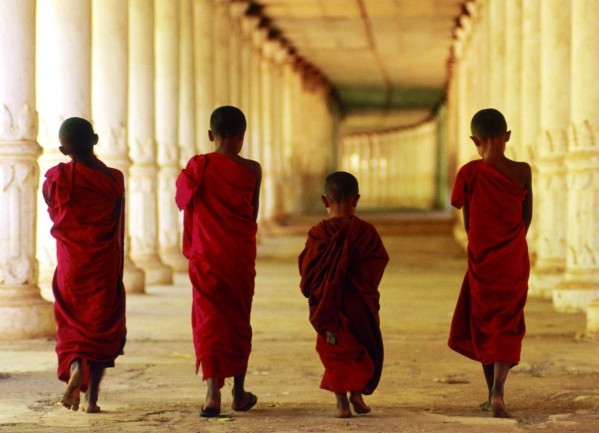 「若生恩爱时，当念净土眷属无有情爱，何当得生净土远离此爱。若生瞋恚时，当念净土眷属无有触恼，何当往生净土得离此瞋。若受苦时，当念净土无有众苦，但受诸乐。若受乐时，当念净土之乐，无央无待。凡历缘境，皆以此意而推广之，则一切时处，无非净土之助行也！」《晚晴集》·弘一法师辑