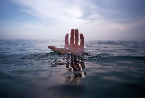 「世人有病，及有危险灾难等，不知念佛修善，妄欲祈求鬼神，实为可怜。人生世间，凡有境缘，多由宿业。既有病苦，念佛修善，忏悔宿业，业消则病愈，彼鬼神自己尚在业海之中，何能令人消业？佛弟子不向佛菩萨祈祷，向鬼神祈祷，即为邪见，即为违背佛教，不可不知！」《印光法师文钞》·复周孟由昆弟书