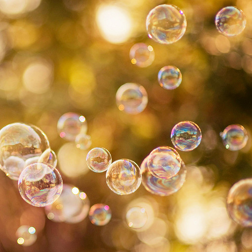 「念阿弥陀佛正觉圆满之名，观极乐世界清净庄严之相，如此滞著，只怕未能切实；果能切实，则世间种种幻化妄缘，自当远离！」《晚晴集》·弘一法师辑