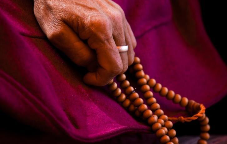 「念佛虽一切时，一切处，皆无妨碍。然须常存敬畏，必须视佛像一如活佛。视佛经祖语，一如佛祖对己说法一样，不敢稍存疑慢。虽孝子之读遗嘱，忠臣之奉敕旨，当不过是。至于平时念佛，声默随意。若睡卧、大小便、澡身濯足及经臭秽不洁之地，俱宜默念不可出声！」辑录《印光法师文钞》·复徐福贤女士书