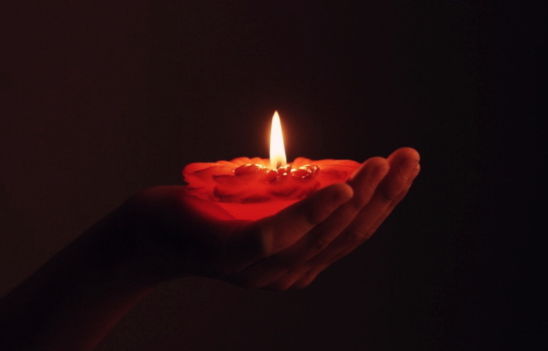 「世间人，多多是好闹热铺排，不是真实求超荐先亡，与普度孤魂。锡箔亦不可废，亦不必一定要烧多少。须知此济孤所用，佛菩萨，及往生之人，了无所用。亦当以佛力、法力、心力，变少成多。是在人各至诚以将，则心力周遍，冥资亦随之而周遍矣！」辑录《印光法师文钞》·续编卷上