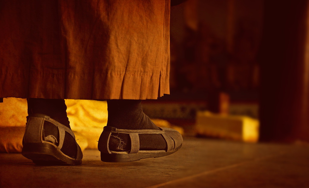 【惜福】我脚上穿的一双黄鞋子，是1920年一位出家人送给我的。我的棉被面子，是出家以前所用的。这些东西，即使有破烂的地方，用针线缝缝，仍旧同新的一样了。简直可尽我形寿受用着呢！除衫裤草鞋以外，我的一切衣物，大多是在家或是初出家时的。—— 辑录《青年佛教徒应该注意的四项》·弘一大师开示