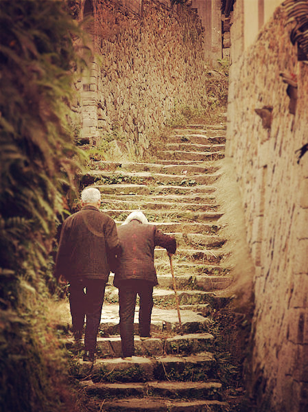 「欲报父母恩，应当一心念佛，代父母忏悔业障，求佛加被，令其善根增长，一心念佛，求生西方。又当自己多方奉劝，冥（指求佛加持）显（指自劝）两种，诚心诚语，庶可父母遂生信念佛！」辑录《印光法师文钞》·复杨树枝居士书四