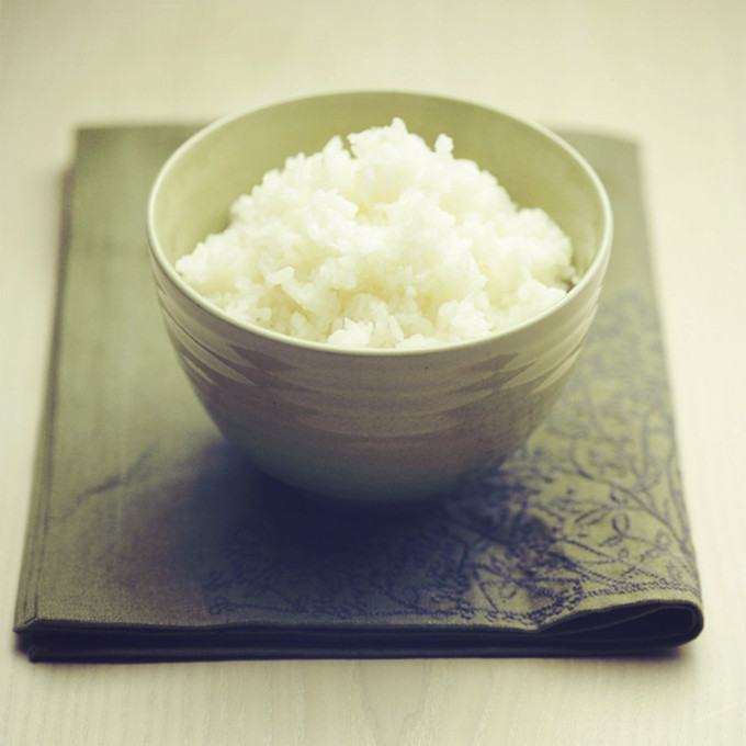 【惜福】印光法师性情刚直，平常对人只问理，情面是不顾的。前几年有一位皈依弟子，是位有名的居士，去看望法师，一同吃饭。这位居士先吃好，老法师见他碗里剩落了一两粒米饭。于是就很不客气地大声呵斥道：“你有多大福气，可以这样随便糟蹋！”—— 辑录《青年佛教徒应该注意的四项》·弘一大师开示