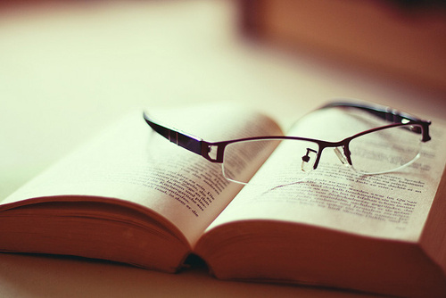 【改过之学】须先多读佛书、儒书，详知善恶之区别，及改过迁善之法。倘若因佛、儒诸书浩如烟海，无力遍读，而亦难于了解者，可以先读《格言联璧》一部。余自儿时，即读此书。皈信佛法以后，亦常常翻阅，甚觉其亲切而有味也！——辑录《改过十训》·弘一大师开示