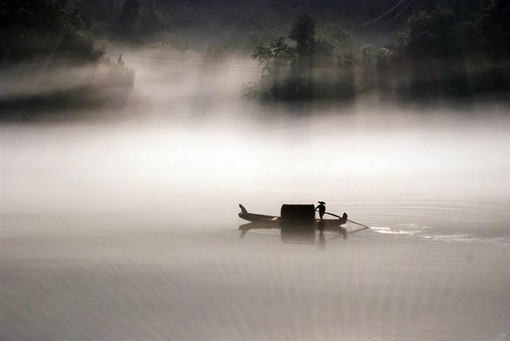 【虚心】常人不解善恶，不畏因果，决不承认自己有过，更何论改？但古圣贤则不然。孔子曰：闻义不能徙，不善不能改，是吾忧也。蘧伯玉为当时之贤人，彼使人于孔子。孔子对坐而问焉：夫子何为？对曰：夫子欲寡其过而未能也。圣贤尚如此虚心，我等可以贡高自满乎？！——辑录《改过十训》·弘一大师开示