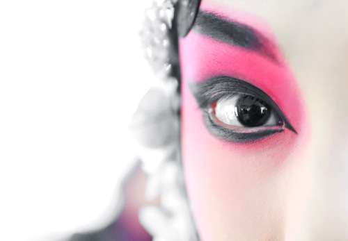 「凡夫之情，随物所移。土木形骸，妆饰美妙，即生贪染之心。况幼年子弟，妆作女身。虽云高抬教化，实有诲子弟入轻佻之咎。况欲其妆扮逼真，不下一番心思，岂能令人悦目。专习举业，尚不能变化气质。以好顽之机，令其扮戏，遂欲变化气质，恐变坏者多，而变好者少！」辑录《印光法师文钞》·复康寄遥书