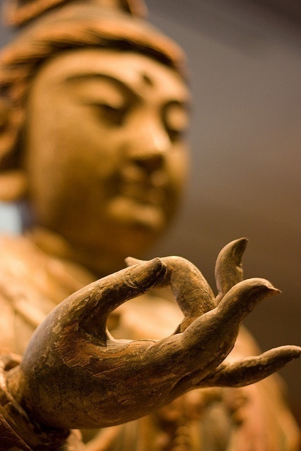 「卧室供佛，除贫无余屋则可。若有余屋，断不可在卧室供也。今人多半是粗心浮气，殿堂上尚肆无忌惮。若卧房供佛，当作大雄宝殿想，或可少招罪过。否则其功甚少，其过无量。座下所说，乃于无可设法中，与彼作一方便，当以在殿礼拜，为免招罪过之第一法！」辑录《印光法师文钞》·复如岑师代友人问书