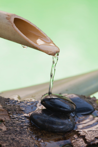 「面前的田地要放得宽，使人无不平之叹；身后的恩泽要流得长，使人有不匮之思。」《菜根谭》·洪应明编