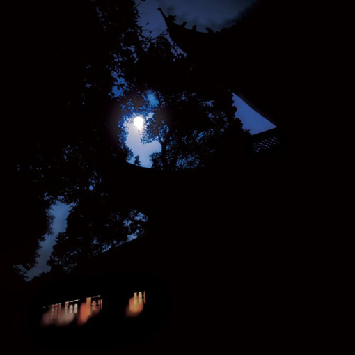 【为何彻悟大师将数十年积稿付之一炬？】彻悟大师初率众参禅，津津不倦，十四年如一日，声名远扬。后因病以念佛祛疾，继思念佛法门乃诸大菩萨、祖师和善知识异口同赞，我何敢不归命？由是归心西方净土，专修念佛，中止参禅，纯提净土，数十年所有积稿，付之一炬。大师诚心所感，参禅人亦多皆念佛。