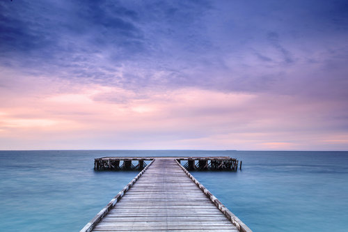 「天理路上甚宽，稍游心胸中，便觉广大宏朗；人欲路上甚窄，才寄迹眼前，俱是荆棘泥涂。」《菜根谭》·洪应明编
