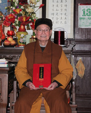 「我父亲曾同范古农等十几个吃素念佛的居士一起去普陀山拜访印光法师。当时印光法师在闭关阅经，居士们就在外面等，等到印光法师出来，一看这么多人，就把门帘掀开说道：“老远过来蛮吃力，还是少出来跑，在家专念南无阿弥陀佛！”没讲别的话，就叫念南无阿弥陀佛，就又回屋了。」辑录·雪光长老开示