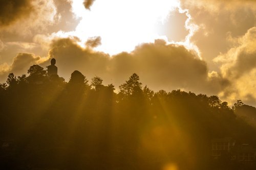 「阿伽陀药，万病总持。绝待圆融，不可思议。《华严》奥藏，《法华》秘髓，一切诸佛之心要，菩萨万行之司南，皆不出于此矣！」《阿弥陀经要解》·蕅益大师著